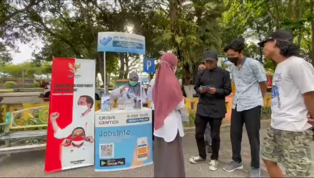 Semarak Ramadhan, UPT BP2MI Wilayah NTB Sosialisasikan Peluang Kerja Luar Negeri Sambil Berbagi Takjil