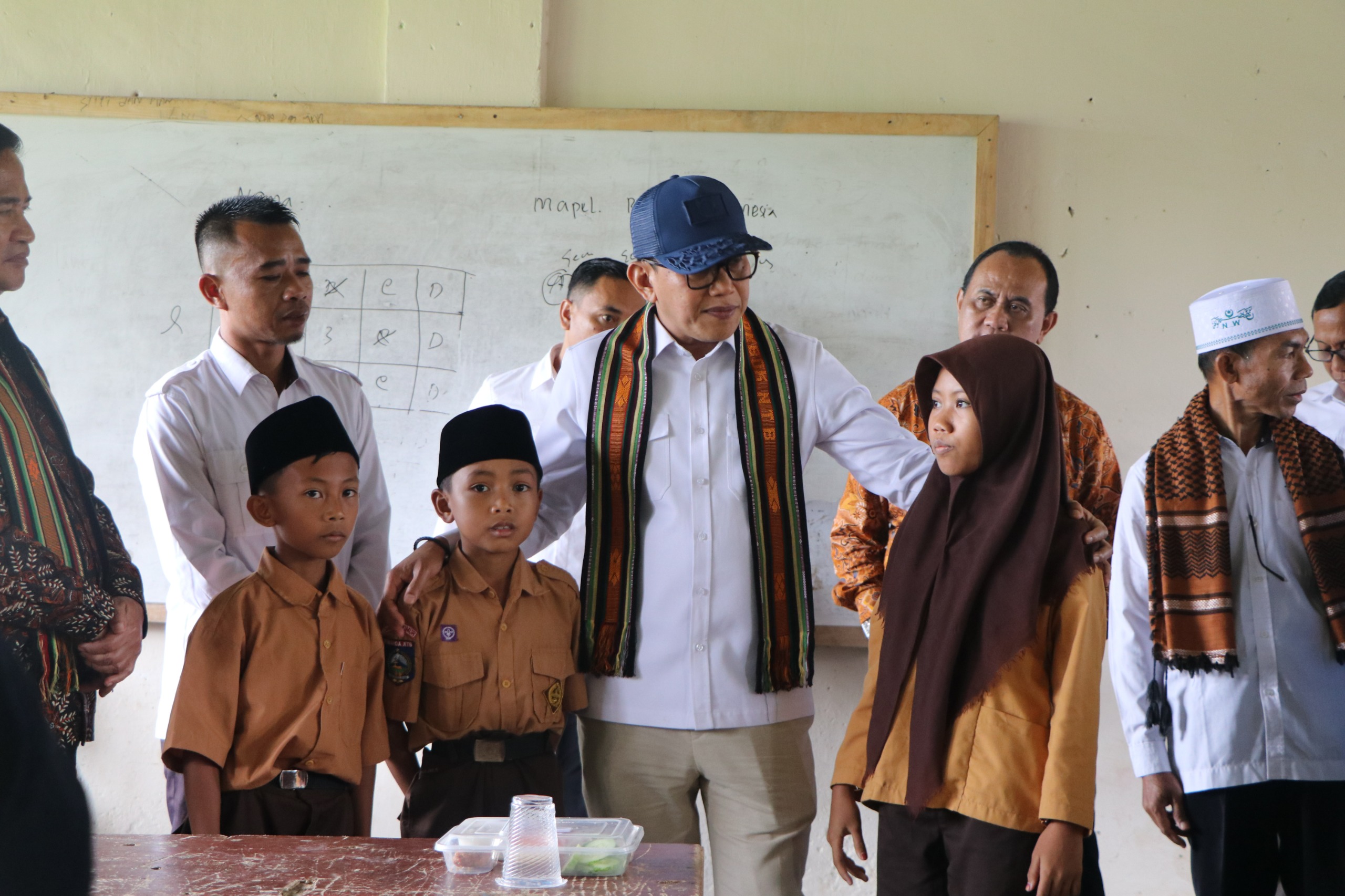 Menteri KP2MI/BP2MI Tinjau Program Makan Bergizi Gratis di Jenggik Utara