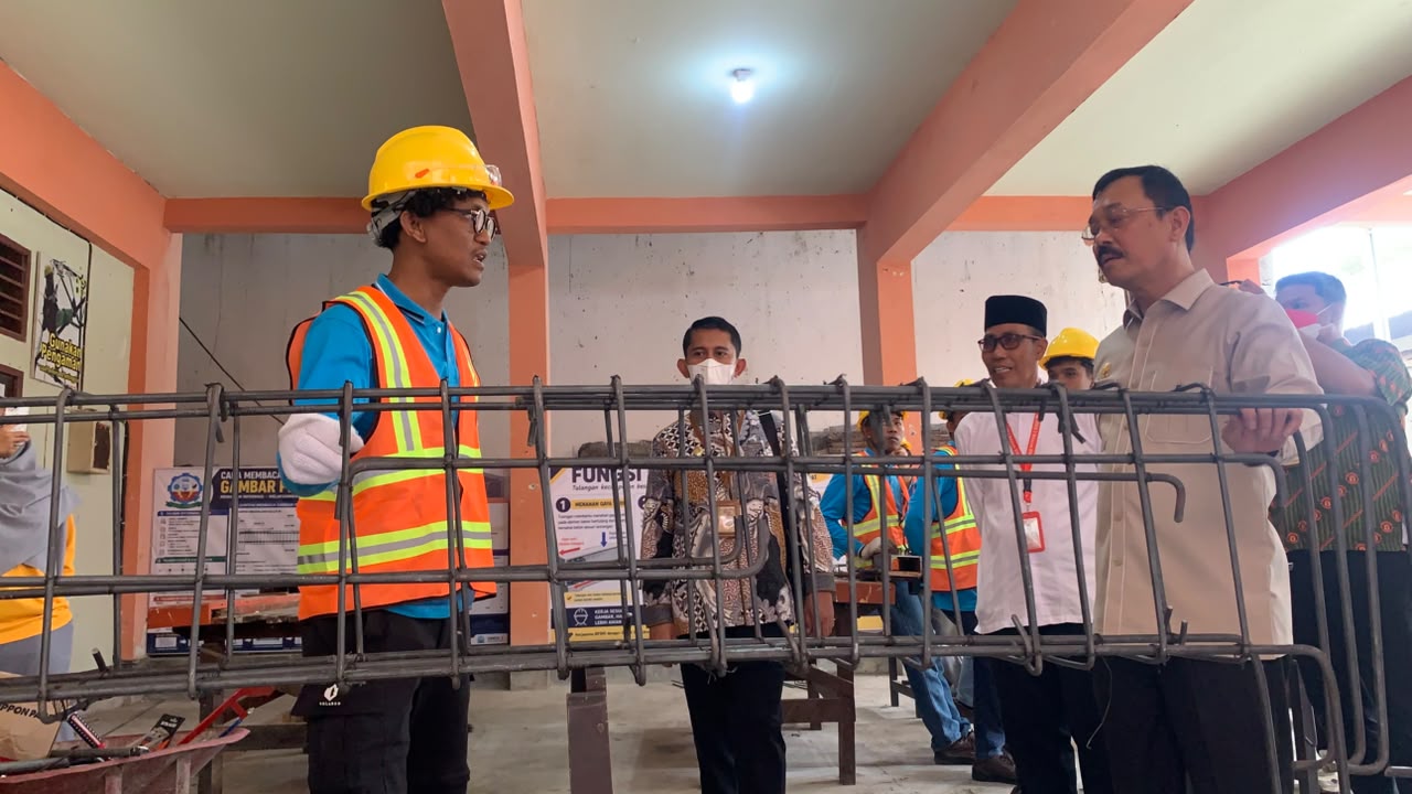 Kunjungan Lapangan Praktek Tukang Besi Beton SMKN 3 Mataram