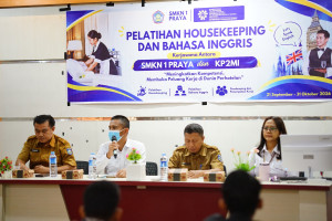 Pembukaan Pelatihan Housekeeping dan Bahasa Inggris di SMKN 1 Praya